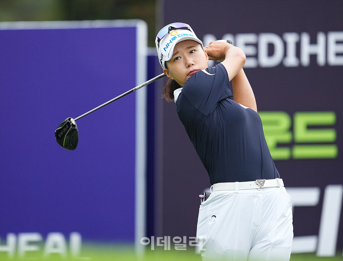 [이데일리 골프IN(포천)=조원범 기자] ‘메디힐 한국일보 챔피언십’ 최종라운드 1번홀에서 정윤지(NH투자증권)가 경기를 치르고 있다.