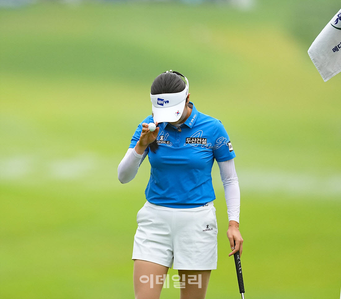 [이데일리 골프IN(포천)=조원범 기자] ‘메디힐 한국일보 챔피언십’ 최종라운드 1번홀에서 박혜준(두산건설 위브)이 경기를 치르고 있다.
