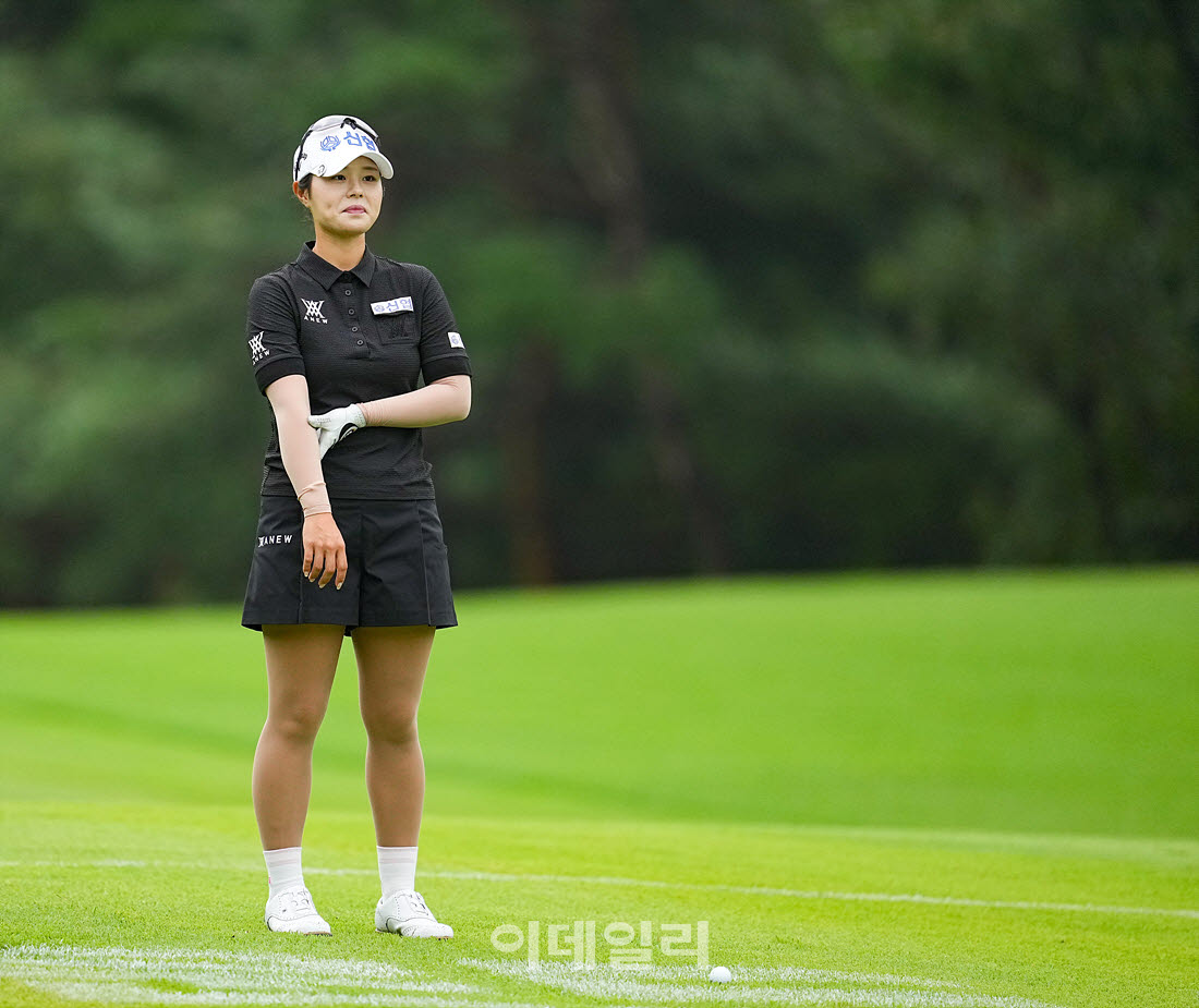 [이데일리 골프IN(포천)=조원범 기자] ‘메디힐 한국일보 챔피언십’ 최종라운드 1번홀에서 유지나(신협)가 경기를 치르고 있다.
