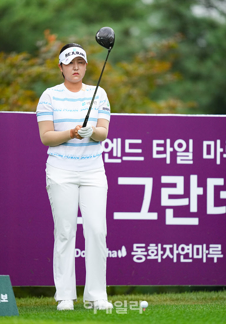 [이데일리 골프IN(포천)=조원범 기자] ‘메디힐 한국일보 챔피언십’ 최종라운드 2번홀에서 윤수아(리쥬란)가 경기를 치르고 있다.