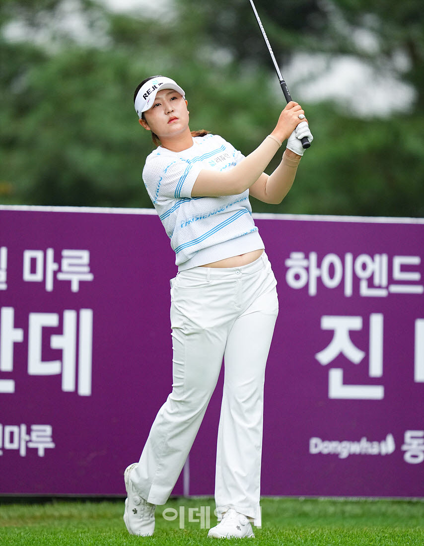 [이데일리 골프IN(포천)=조원범 기자] ‘메디힐 한국일보 챔피언십’ 최종라운드 2번홀에서 윤수아(리쥬란)가 경기를 치르고 있다.