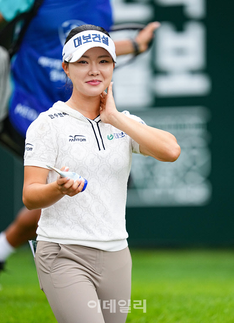 [이데일리 골프IN(포천)=조원범 기자] ‘메디힐 한국일보 챔피언십’ 최종라운드 2번홀에서 서어진(대보건설)이 선크림을 바르며 이동하고 있다.