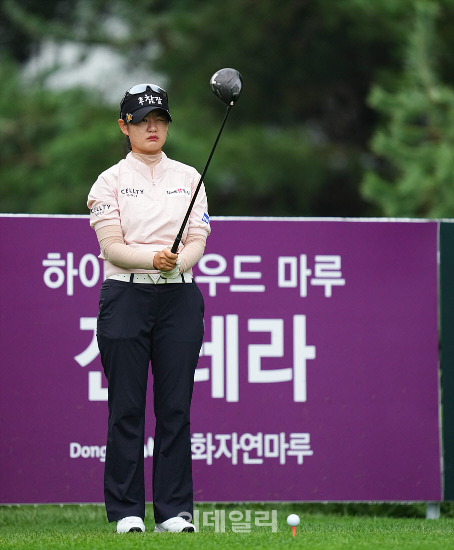 [이데일리 골프IN(포천)=조원범 기자] ‘메디힐 한국일보 챔피언십’ 최종라운드 2번홀에서 한지원(후참잘)이 경기를 치르고 있다.