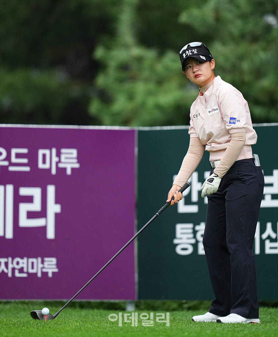 [이데일리 골프IN(포천)=조원범 기자] ‘메디힐 한국일보 챔피언십’ 최종라운드 2번홀에서 한지원(후참잘)이 경기를 치르고 있다.