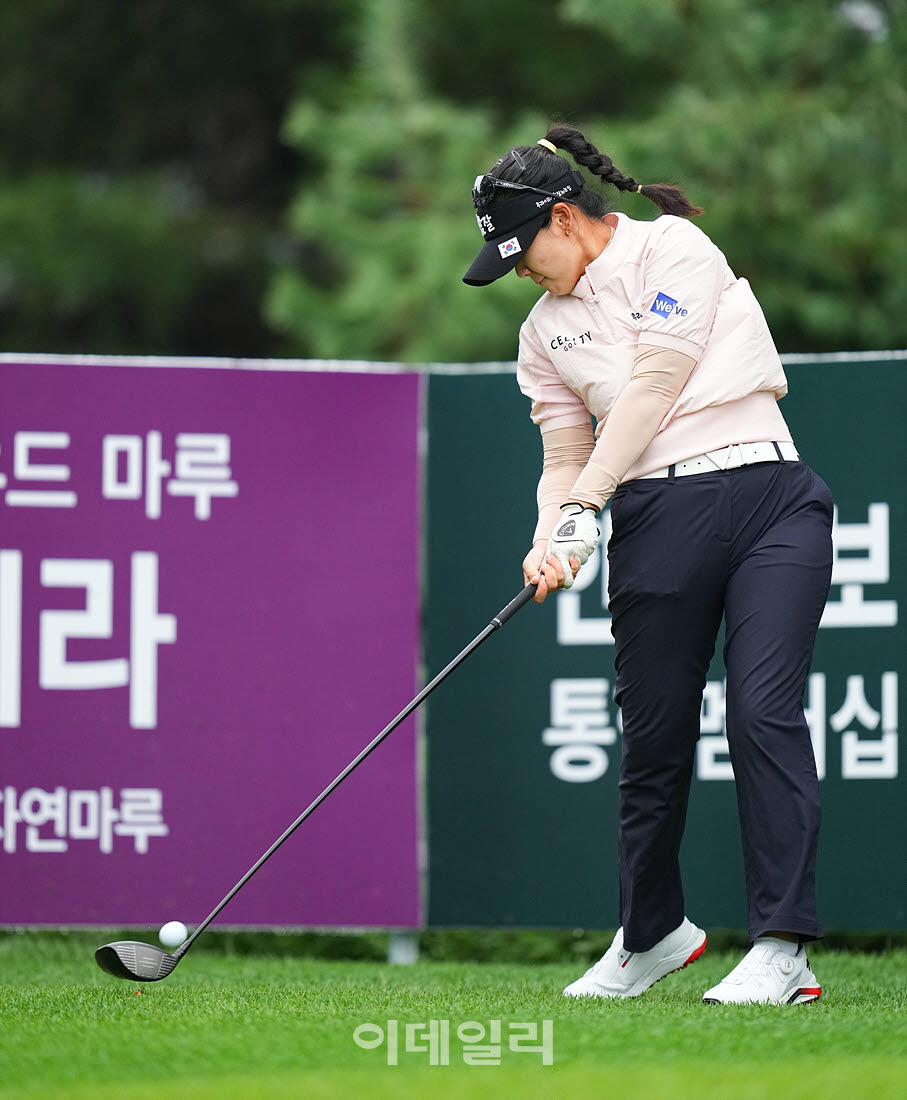 [이데일리 골프IN(포천)=조원범 기자] ‘메디힐 한국일보 챔피언십’ 최종라운드 2번홀에서 한지원(후참잘)이 경기를 치르고 있다.