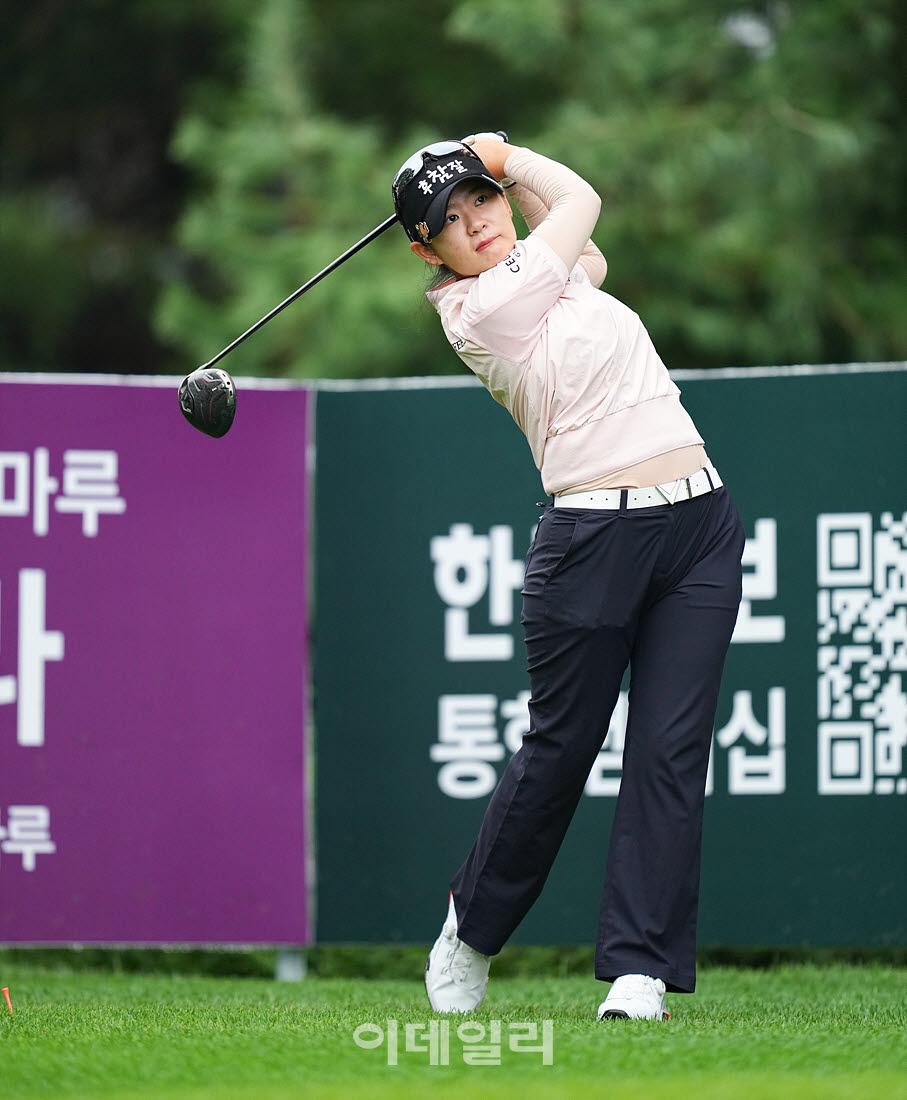[이데일리 골프IN(포천)=조원범 기자] ‘메디힐 한국일보 챔피언십’ 최종라운드 2번홀에서 한지원(후참잘)이 경기를 치르고 있다.