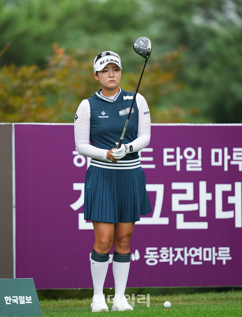 [이데일리 골프IN(포천)=조원범 기자] ‘메디힐 한국일보 챔피언십’ 최종라운드 2번홀에서 황유나(리쥬란)이 경기를 치르고 있다.
