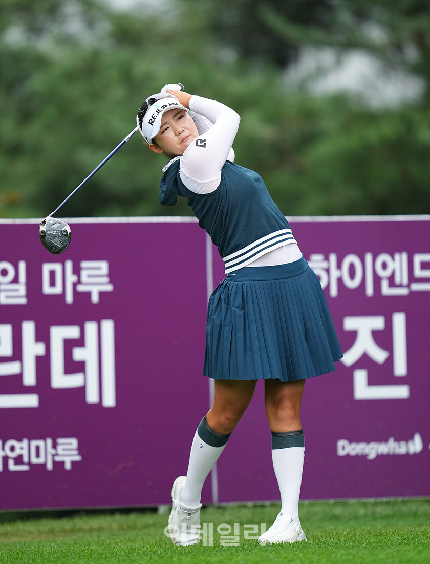 [이데일리 골프IN(포천)=조원범 기자] ‘메디힐 한국일보 챔피언십’ 최종라운드 2번홀에서 황유나(리쥬란)이 경기를 치르고 있다.