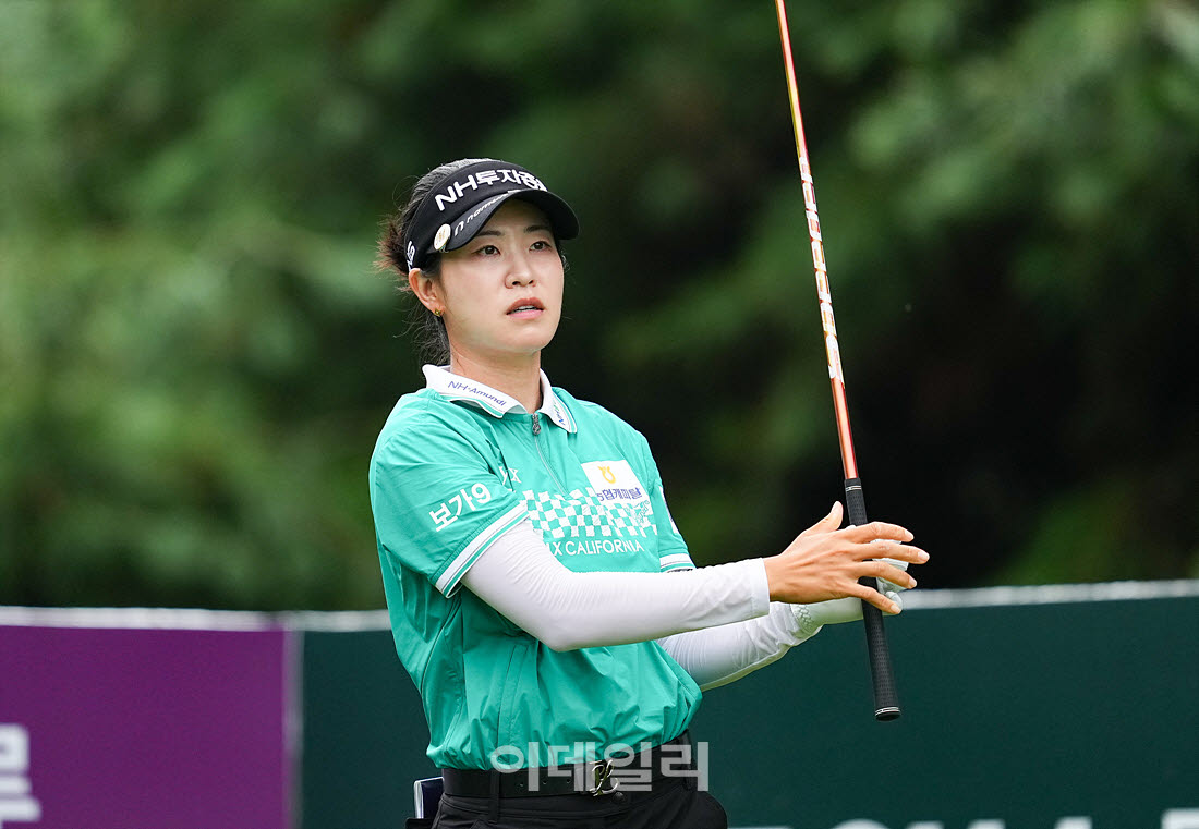 [이데일리 골프IN(포천)=조원범 기자] ‘메디힐 한국일보 챔피언십’ 최종라운드 2번홀에서 박민지(NH투자증권)가 경기를 치르고 있다.