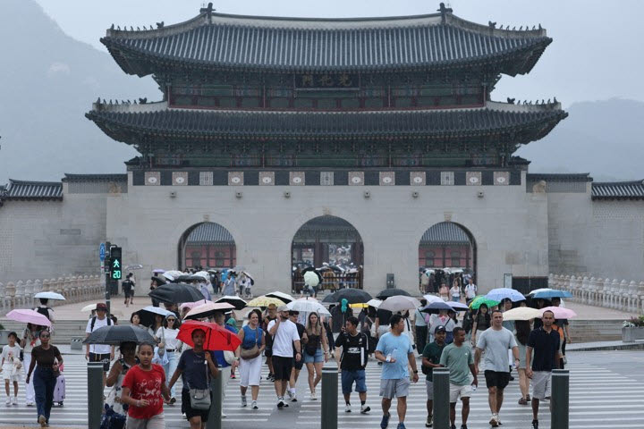 16일 서울 광화문 거리에서 우산을 쓴 시민과 관광객들이 발걸음을 재촉하고 있다. (사진=연합뉴스)