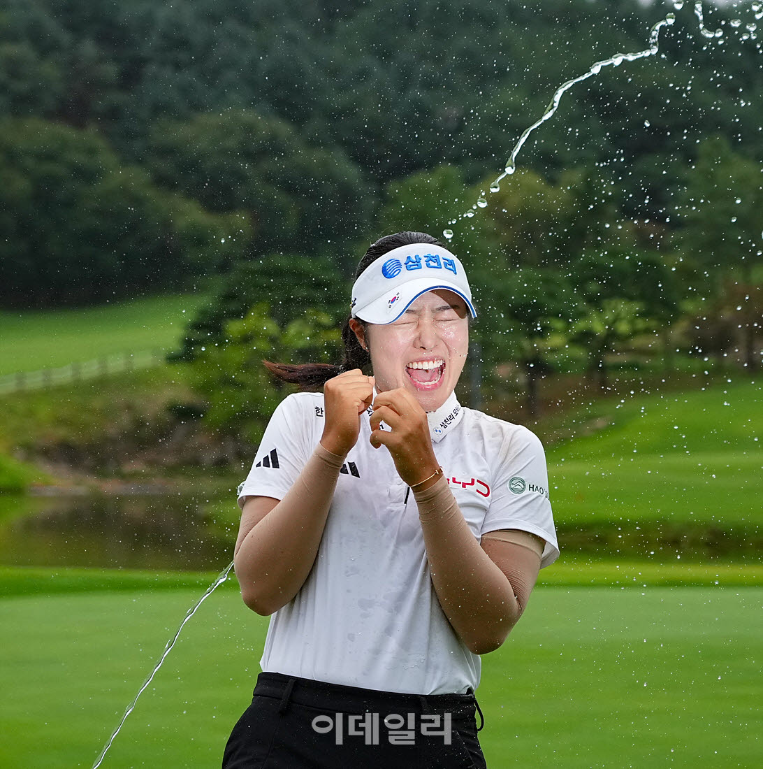[포토]서교림,시원한 축하 물세례 한 방