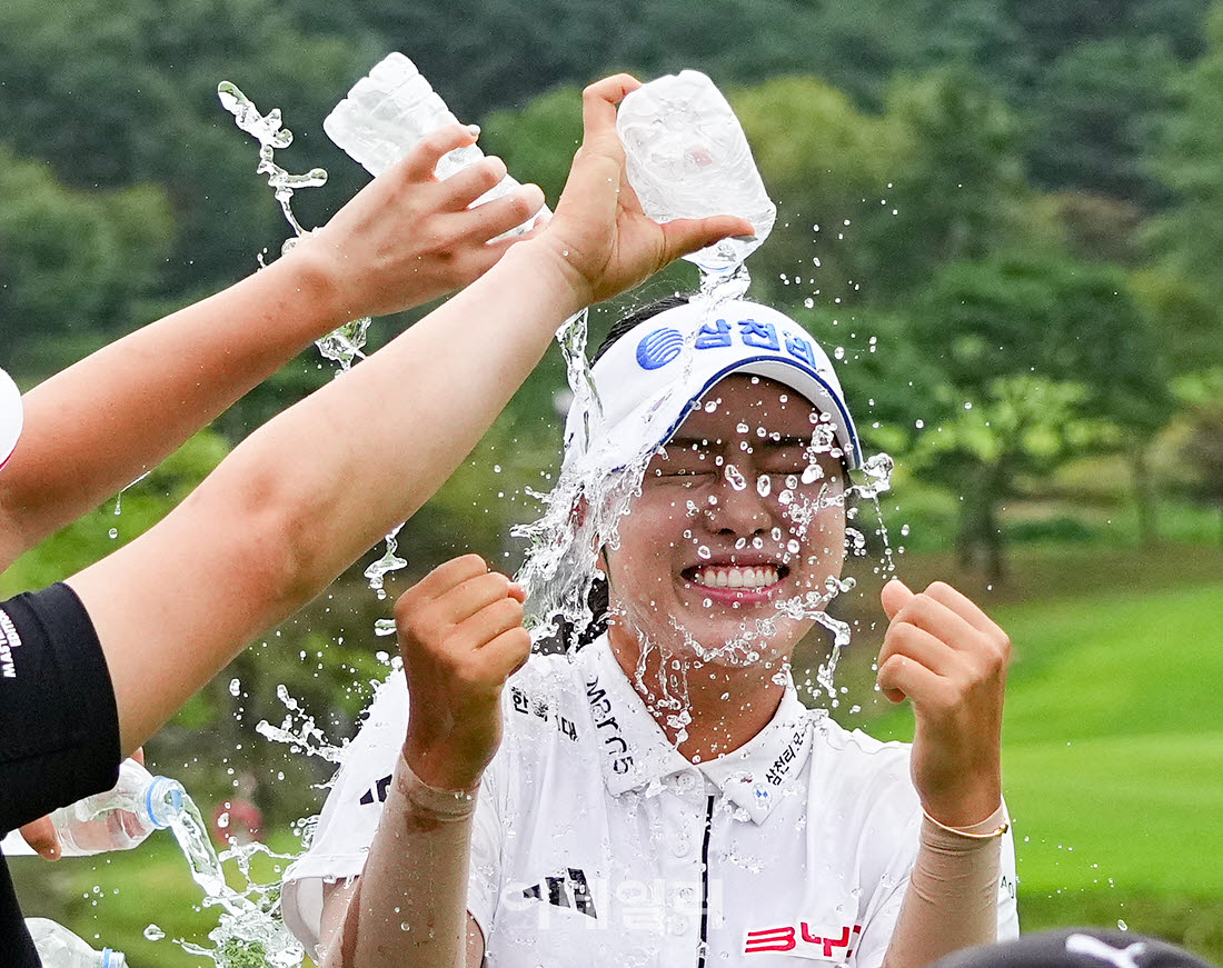 [포토]서교림,쏟아지는 축하 물세례