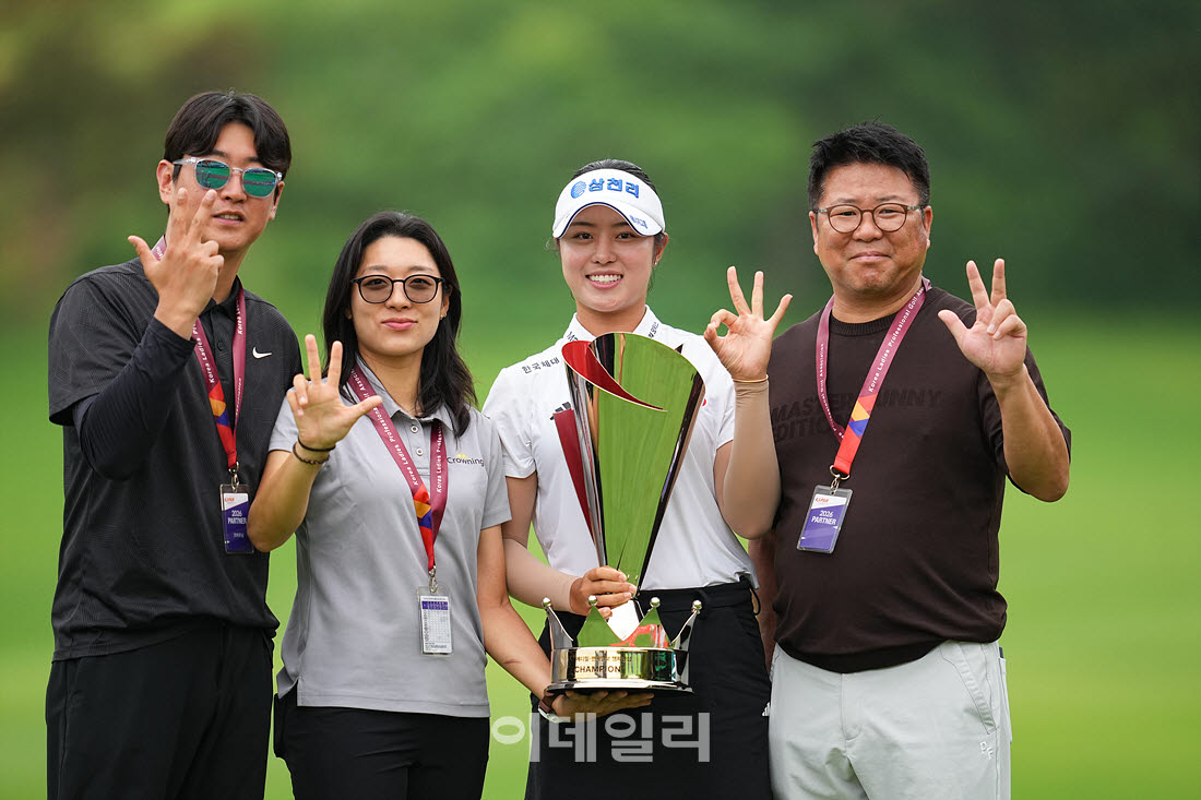[포토]서교림,매니지먼트사 식구들과 함께