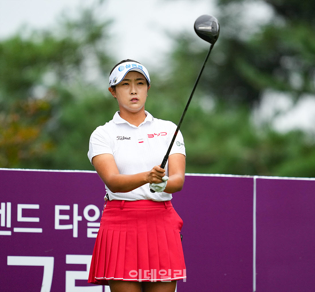 [이데일리 골프IN(포천)=조원범 기자] ‘메디힐 한국일보 챔피언십’ 최종라운드 2번홀에서 김민주(삼천리)가 경기를 치르고 있다.