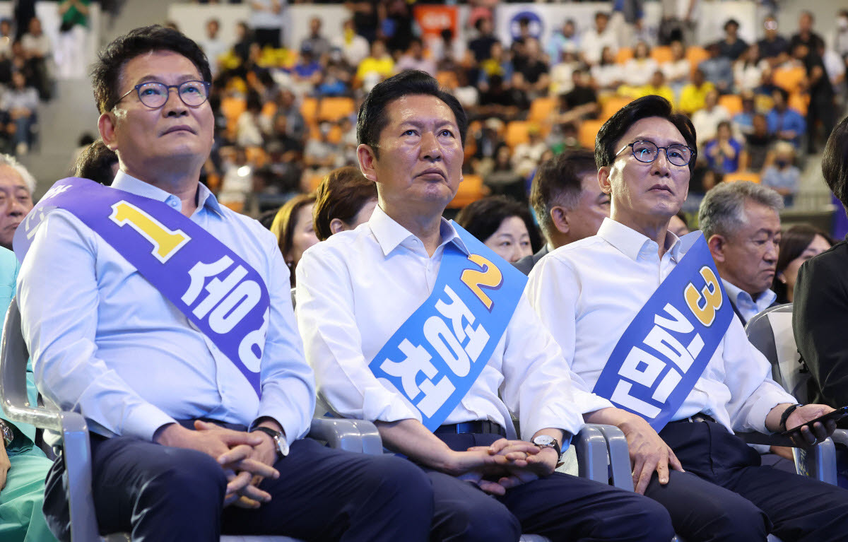 더불어민주당 김민석·정청래·송영길 당 대표 후보가 15일 경기 수원시 수원종합운동장 실내체육관에서 열린 민주당 대표·최고위원 경기 합동연설회에 참석해 연설 차례를 기다리고 있다. (사진=연합뉴스)