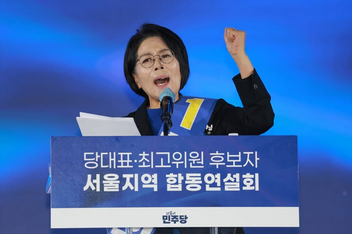 더불어민주당 최민희 최고위원 후보가 16일 경기 고양시 킨텍스에서 열린 민주당 대표·최고위원 후보자 서울 합동연설회에 참석해 정견 발표하고 있다. (사진=연합뉴스)