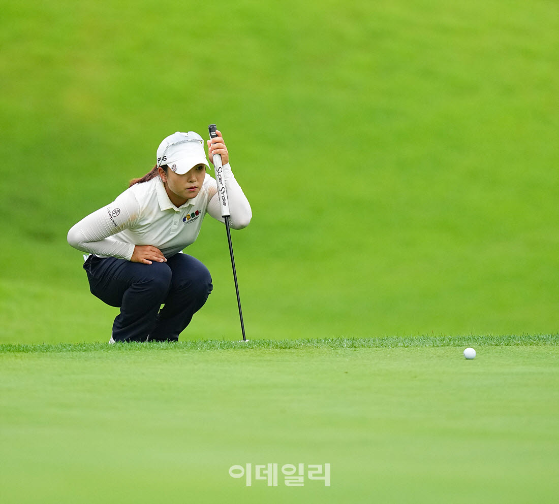 [이데일리 골프IN(포천)=조원범 기자]'메디힐·한국일보 챔피언십' 최종라운드 1번홀에서 유서연이 경기를 치르고 있다.