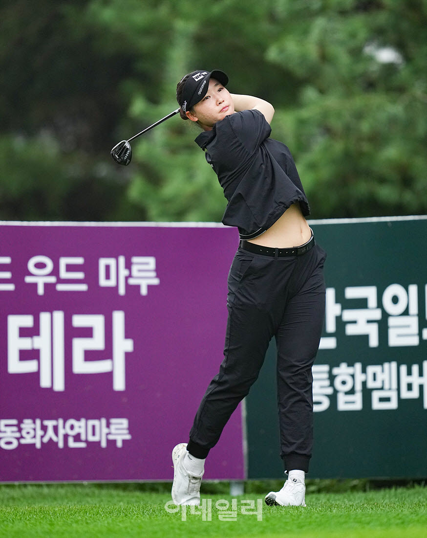 [이데일리 골프IN(포천)=조원범 기자]'메디힐·한국일보 챔피언십' 최종라운드 1번홀에서 김민솔이 경기를 치르고 있다.