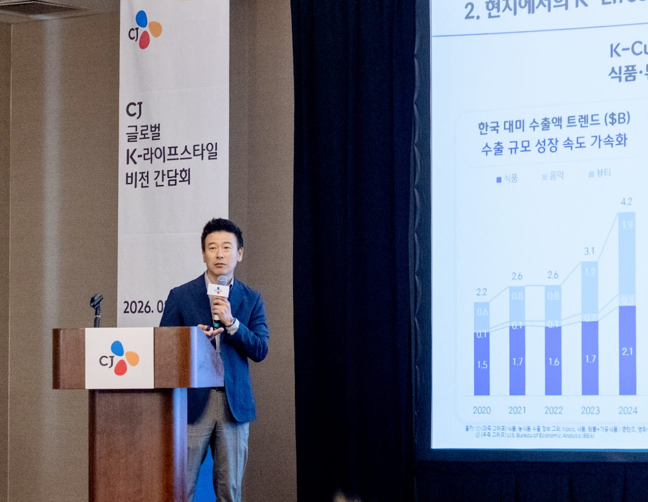 김진식 CJ 아메리카 대표가 15일(현지시간) 미국 로스앤젤레스에서 열린 ‘CJ 글로벌 K 라이프스타일 비전 간담회’에서 발표하고 있다. (사진=CJ그룹)