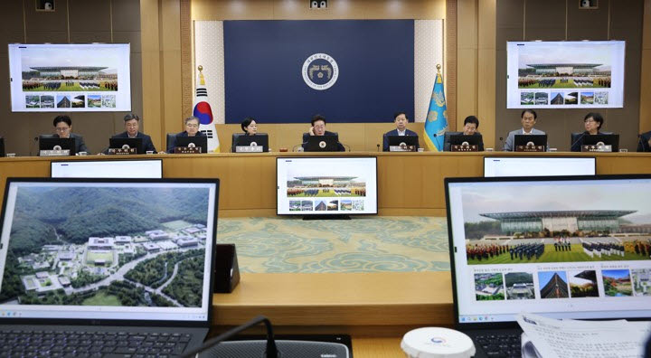 이재명 대통령이 11일 정부세종청사에서 열린 국무회의에서 강주엽 행복청장의 보고 때 대통령 세종집무실 건축설계 공모 당선작을 보고 있다.[연합뉴스 제공]