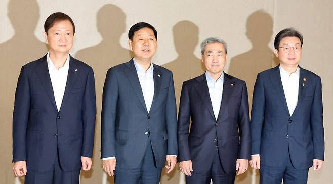구윤철 경제부총리 겸 재정경제부 장관(왼쪽 두 번째)이 지난 6월18일 서울 종로구 정부서울청사에서 열린 확대거시경제금융회의에 앞서 기념촬영을 하고 있다. 사진 왼쪽부터 이찬진 금융감독원장, 구 부총리, 신현송 한국은행 총재, 이억원 금융위원장 모습. (사진=이데일리 방인권 기자)