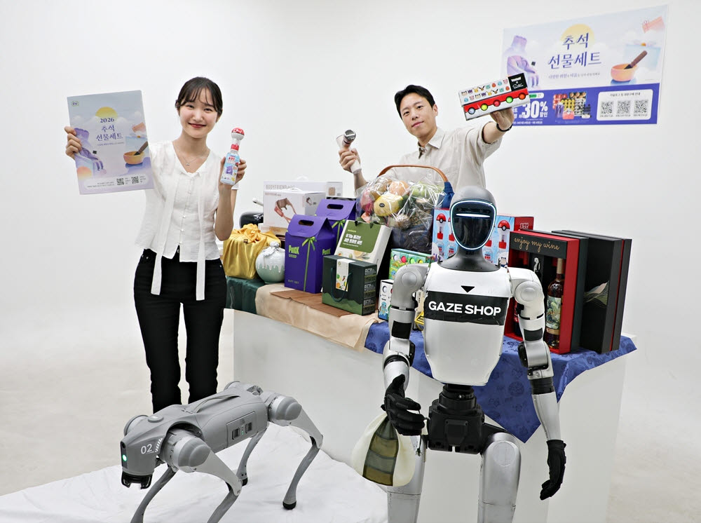 모델들이 CU의 추석 선물 세트인 포켓몬, 로봇 등을 소개하고 있다. (사진=BGF리테일)
