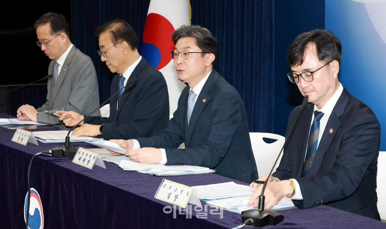 [이데일리 방인권 기자] 이억원 금융위원장이 13일 서울 종로구 정부서울청사에서 열린 전월세 및 매매시장 안정을 위한 주택 신속공급 방안 및 부동산 시장 안정을 위한 금융 종합대책에서 발표를 하고 있다. 사진 왼쪽부터 이형일 재정경제부 1차관, 김윤덕 국토부 장관, 이억원 금융위원장, 임기근 국무조정실장.