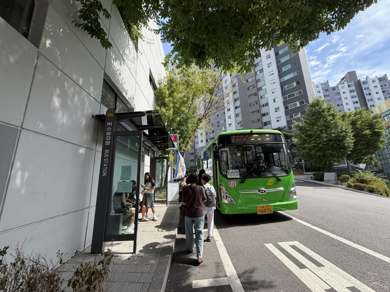 서울 성북구 돈암동 한신한진아파트 내부 마을버스 승강장에서 주민들이 버스에 타고 있다. (사진=정윤지 기자)