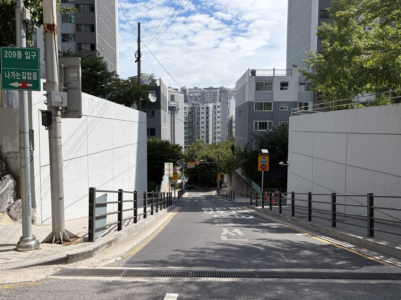 서울 성북구 돈암동 한신한진아파트 단지 내부 가파른 경사. (사진=정윤지 기자)