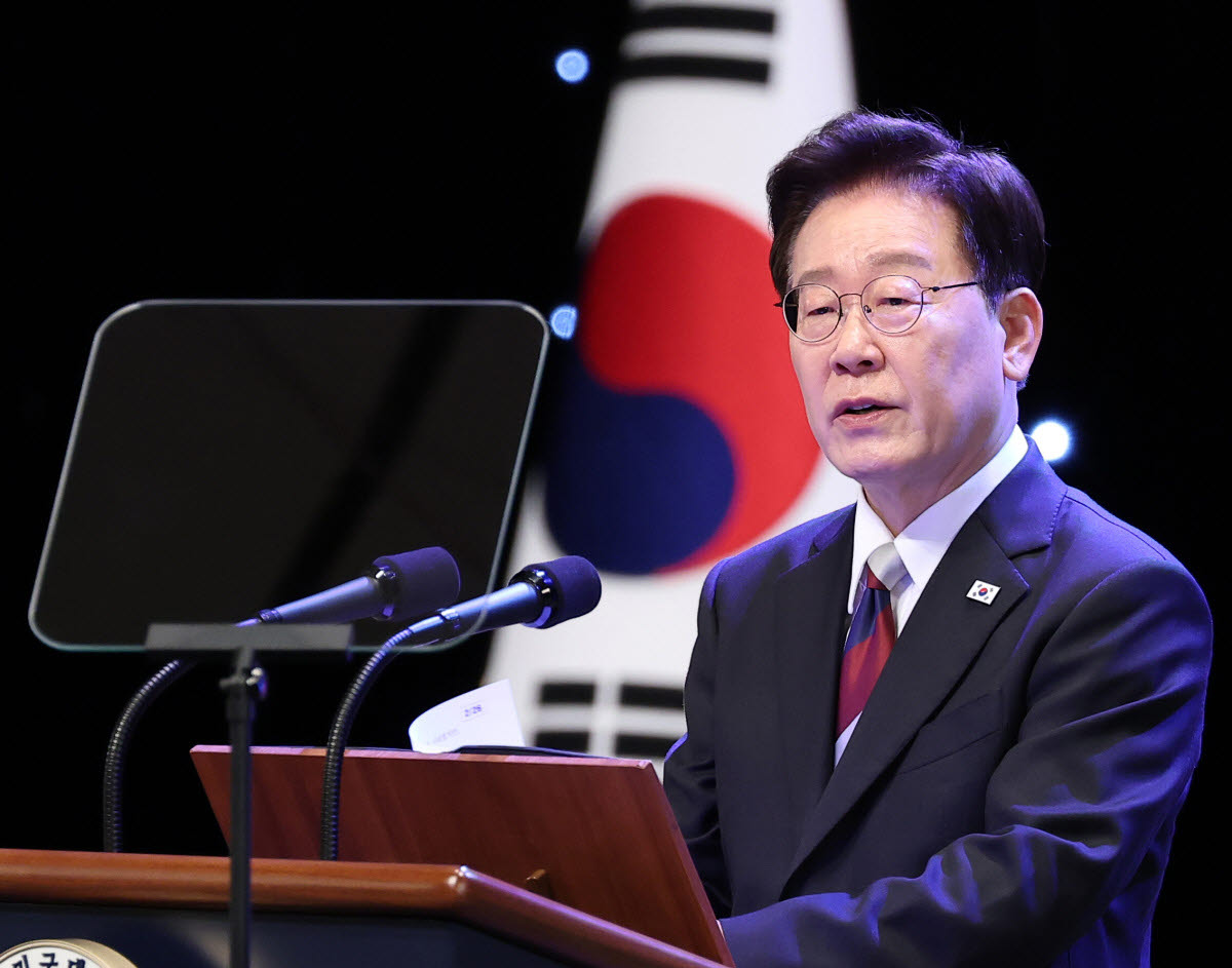 이재명 대통령이 15일 서울 종로구 세종문화회관에서 열린 제81주년 광복절 경축식에서 경축사를 하고 있다. [연합뉴스 제공]