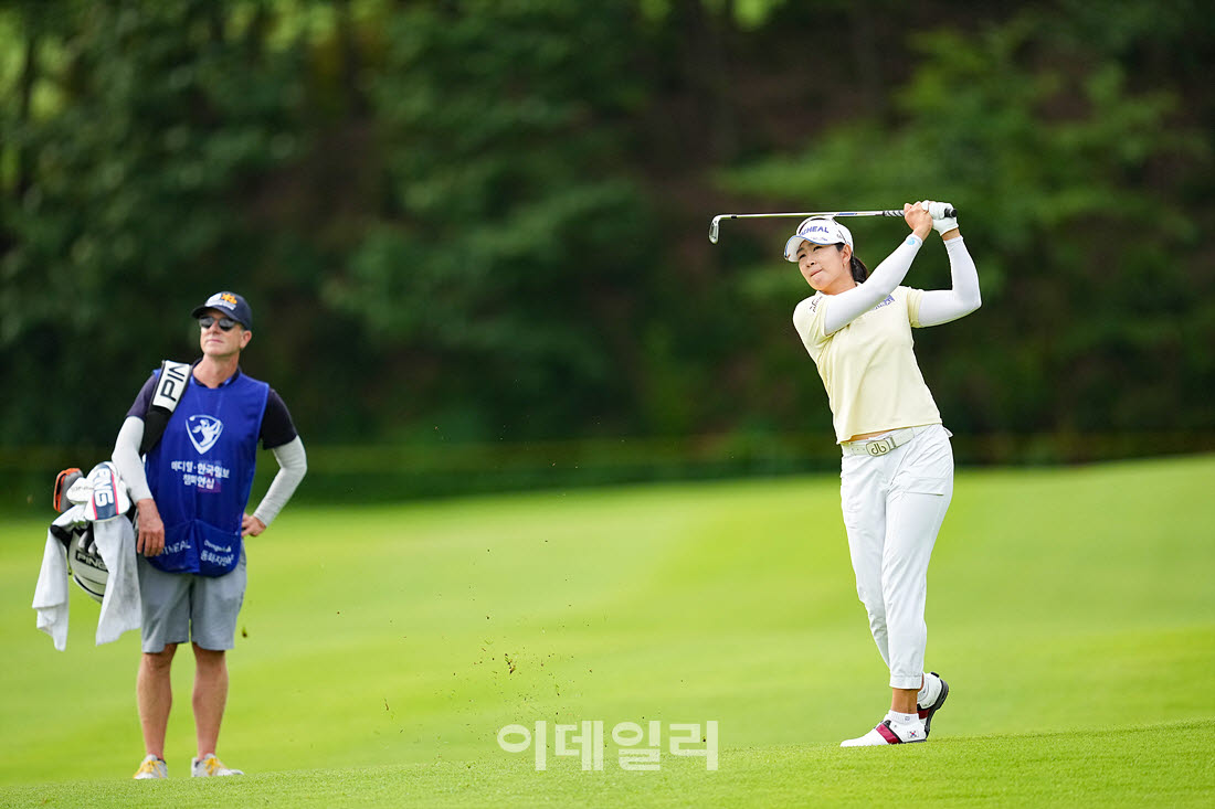 [이데일리 골프IN(포천)=조원범 기자]'메디힐·한국일보 챔피언십' 1라운드 10번홀에서 김아림(메디힐)이 경기를 치르고 있다.김아림은 LPGA 투어 전담 캐디 딜런을 직접 동행시켰다.