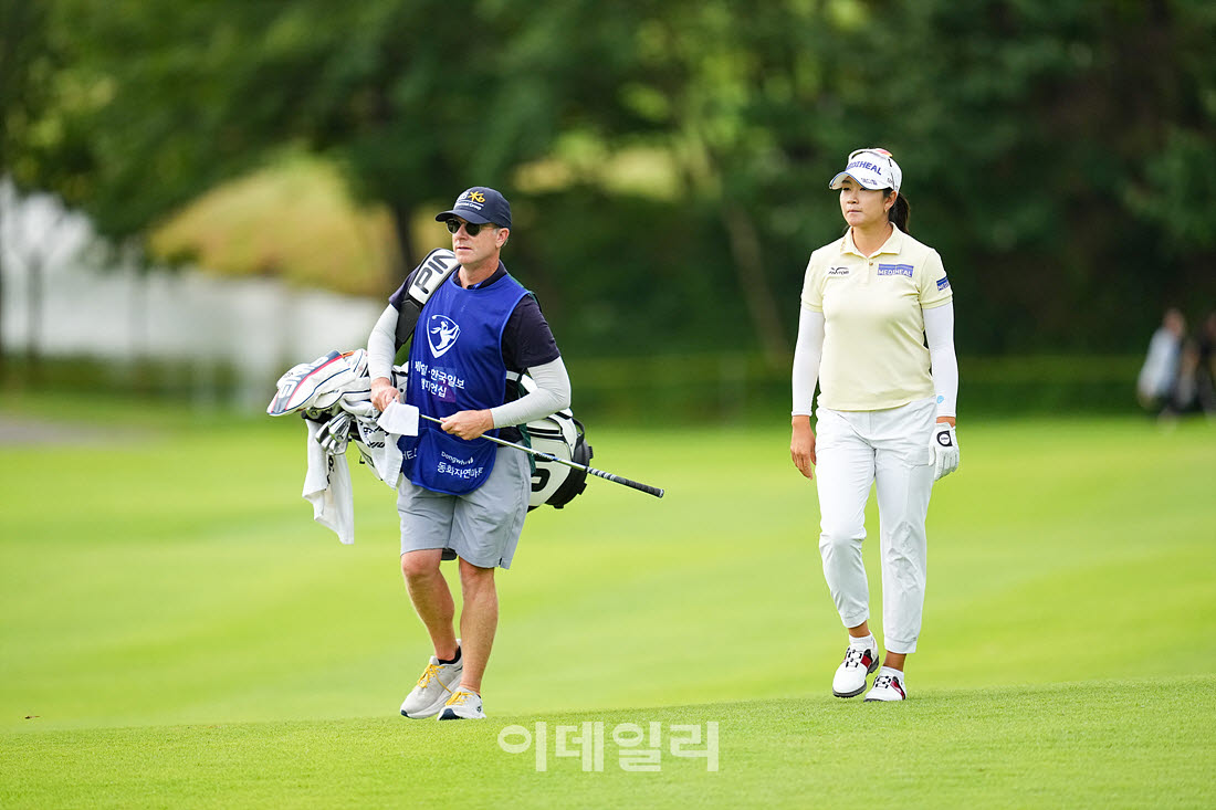 [이데일리 골프IN(포천)=조원범 기자]'메디힐·한국일보 챔피언십' 1라운드 10번홀에서 김아림(메디힐)이 경기를 치르고 있다.김아림은 LPGA 투어 전담 캐디 딜런을 직접 동행시켰다.
