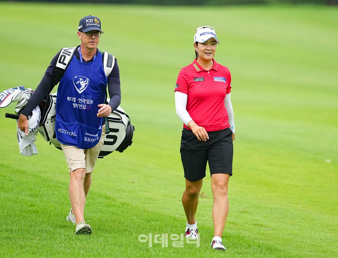 [이데일리 골프IN(포천)=조원범 기자]'메디힐·한국일보 챔피언십' 최종라운드 1번홀에서 김아림(메디힐)이 경기를 치르고 있다.김아림은 LPGA 투어 전담 캐디 딜런을 직접 동행시켰다.