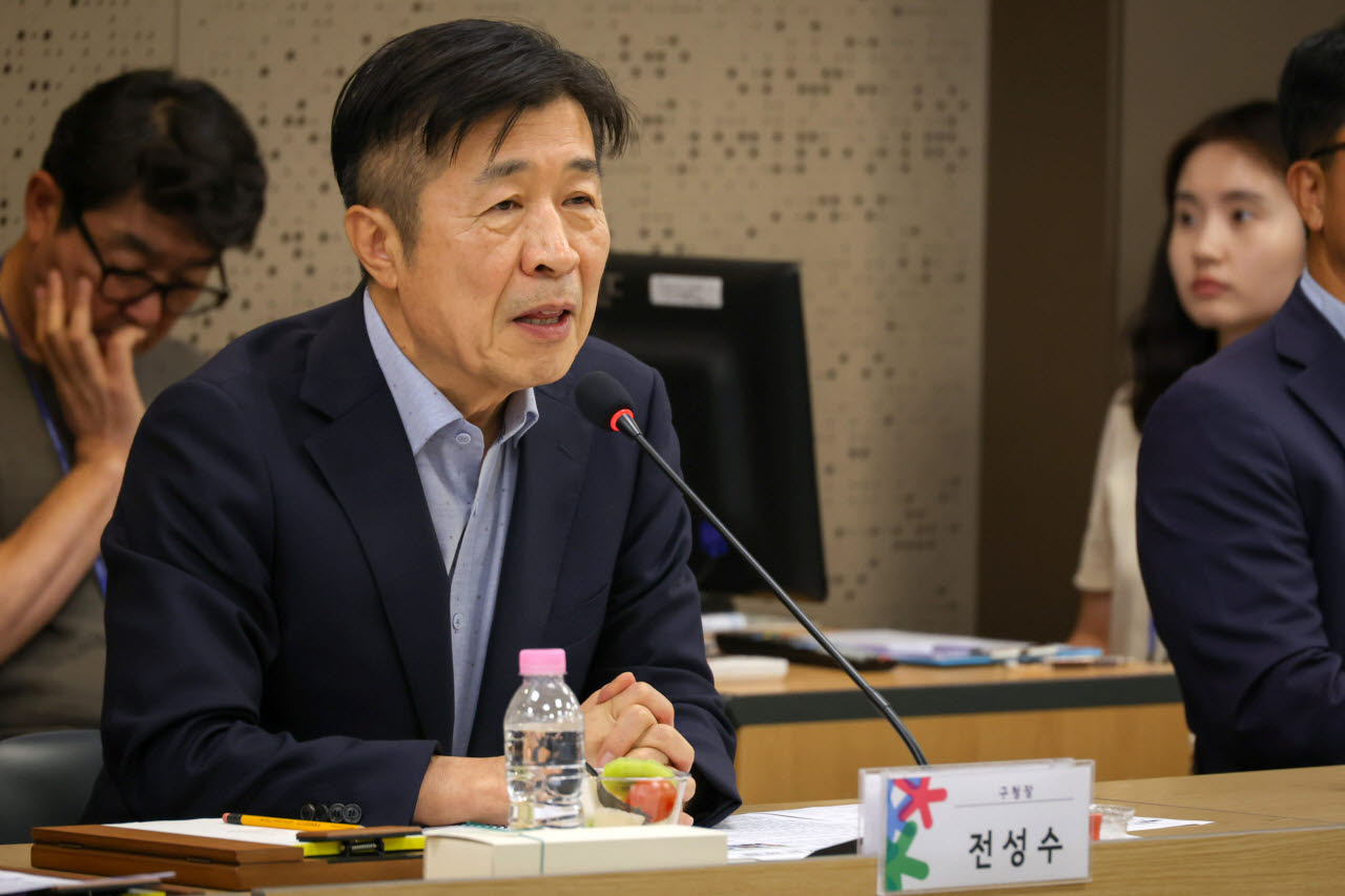 전성수 구청장이 지난 14일 주요 사업 추진을 위한 지역구 시의원과의 정책 간담회에서 지역 현안에 대해 발언하고 있다. (사진=서초구)
