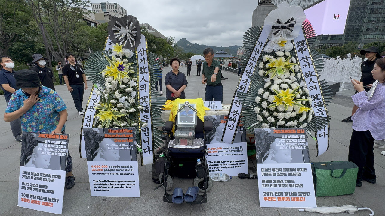 17일 서울 종로구 광화문광장에 마련된 고(故) 서영철 전국가습기살균제참사피해자연대 대표의 빈소 앞에 영정과 근조화환 등이 놓여 있다. 피해자연대는 서 대표의 유지에 따라 지난 14일부터 광화문광장에서 농성을 이어가며 정부에 진상규명과 책임자 처벌을 요구하고 있다. (사진= 강민혁 수습기자)