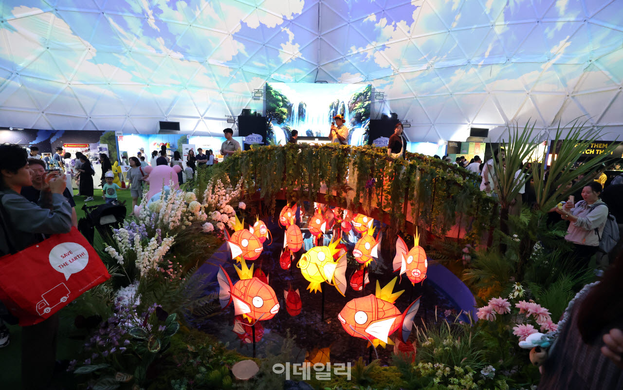 [이데일리 방인권 기자] 광복절 연휴 마지막날인 17일 서울 송파구 롯데월드타워 아레나 잔디광장에서 열린 ‘2026 롯데타운 서머 마켓 - 포켓몬 메가페스타 2026: 포켓몬 별빛낙원’을 찾은 시민들이 전시물을 살펴보고 있다.