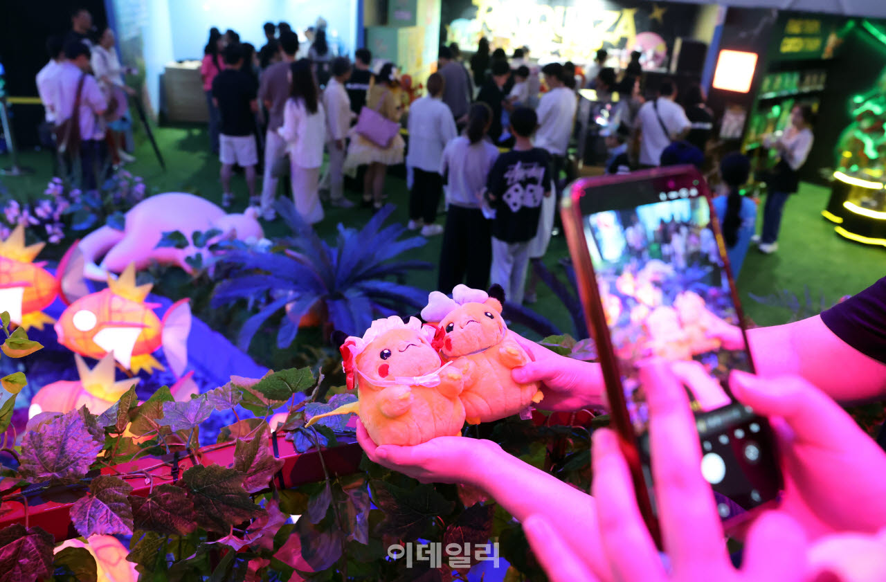 [이데일리 방인권 기자] 광복절 연휴 마지막날인 17일 서울 송파구 롯데월드타워 아레나 잔디광장에서 열린 ‘2026 롯데타운 서머 마켓 - 포켓몬 메가페스타 2026: 포켓몬 별빛낙원’을 찾은 시민들이 포켓몬 인형 사진을 촬영하고 있다.