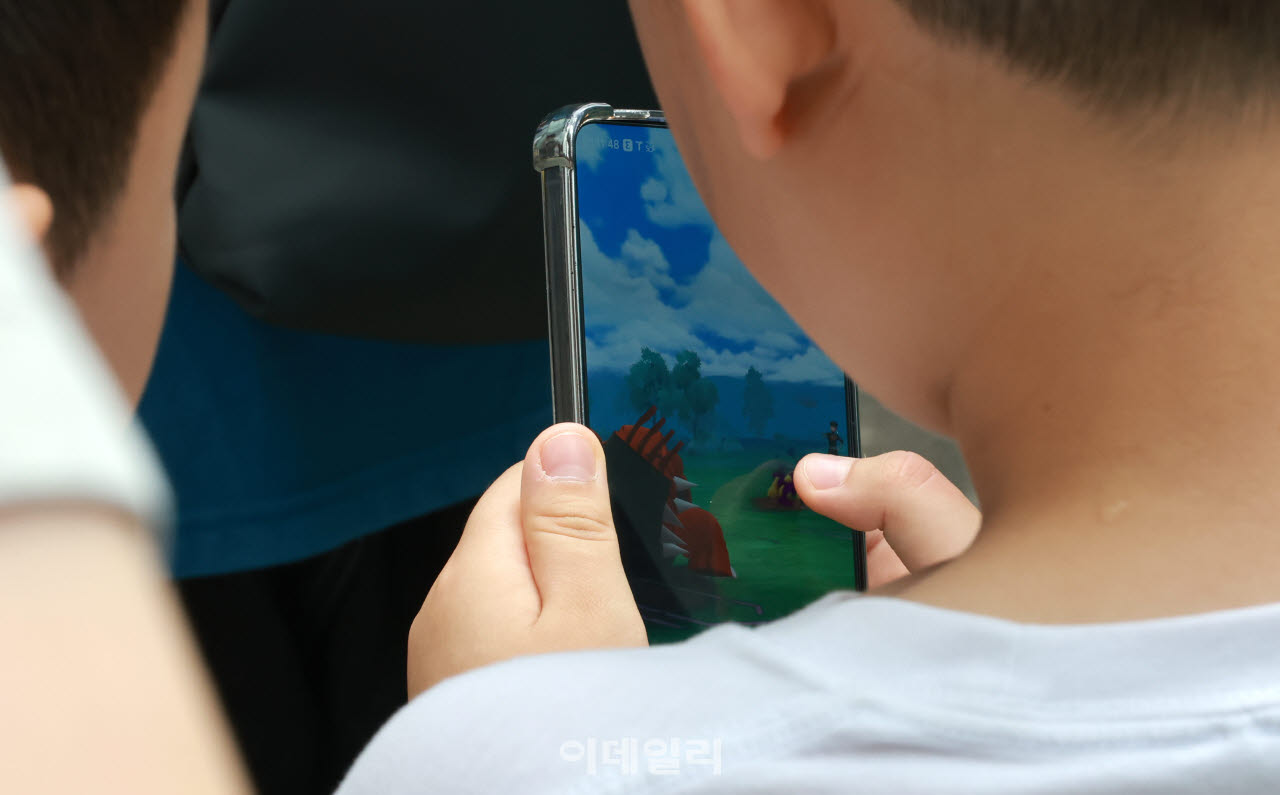 [이데일리 방인권 기자] 광복절 연휴 마지막날인 17일 서울 송파구 롯데월드타워 아레나 잔디광장에서 열린 ‘2026 롯데타운 서머 마켓 - 포켓몬 메가페스타 2026: 포켓몬 별빛낙원’을 찾은 어린이들이 포켓몬 게임을 하고 있다.