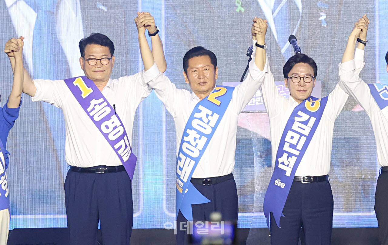 송영길(왼쪽부터), 정청래, 김민석 더불어민주당 당대표 후보가 17일 대전 유성구 대전컨벤션센터 제2전시장에서 열린 더불어민주당 제3차 정기전국당원대회에서 인사를 한 후 무대를 내려가고있다.(사진=이영훈 기자)
