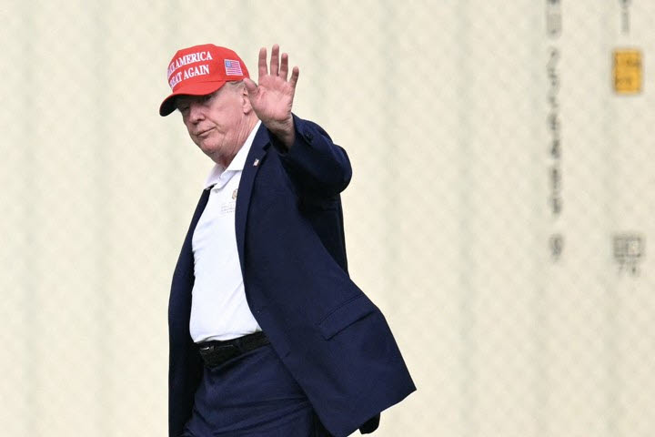 도널드 트럼프 미국 대통령이 16일(현지시간) 워싱턴D.C. 백악관 인근에서 차량으로 이동하면서 손을 흔들고 있다. (사진=AFP)