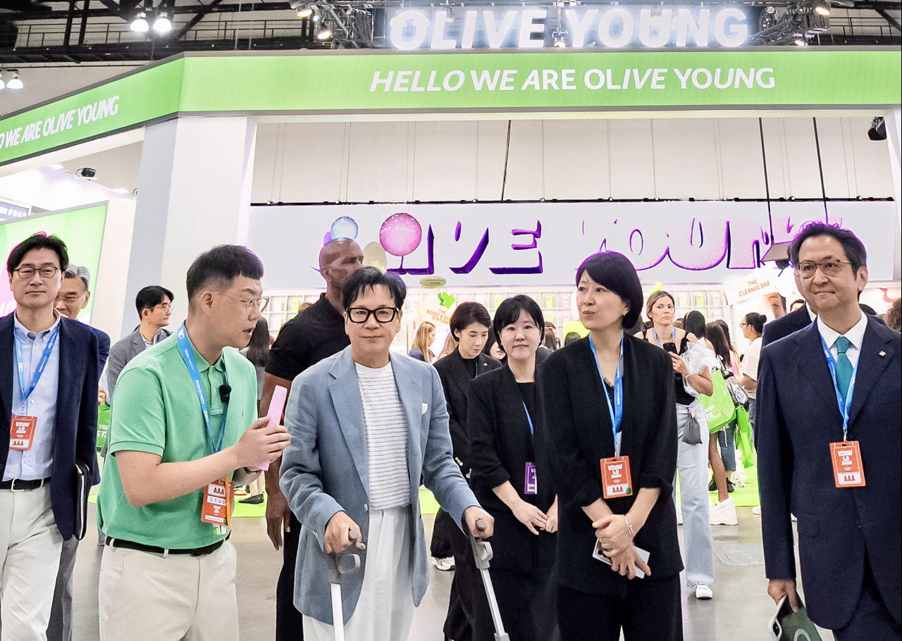 KCON LA 2026을 방문한 CJ 이재현회장이 올리브영 페스타를 둘러보고 있다. (사진=CJ그룹)
