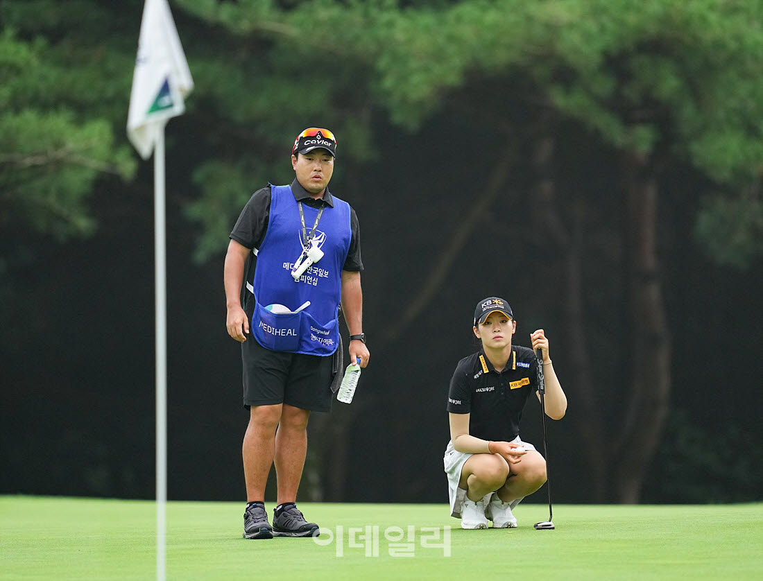 [포토]방신실,버디 위해 라인을 살핀다