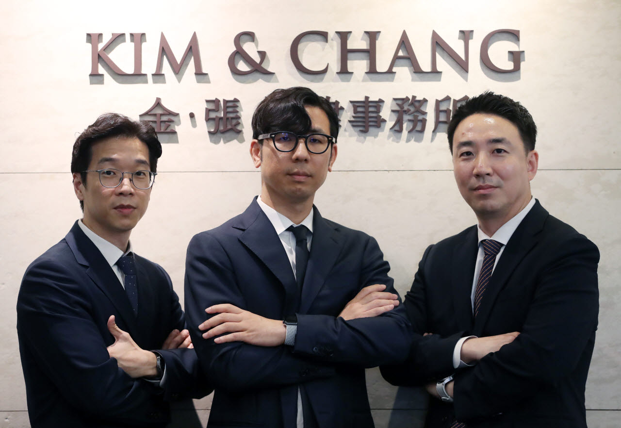 김앤장 법률사무소 소속 김한수(왼쪽부터), 김성진, 이윤수 변호사. (사진=김태형 기자)