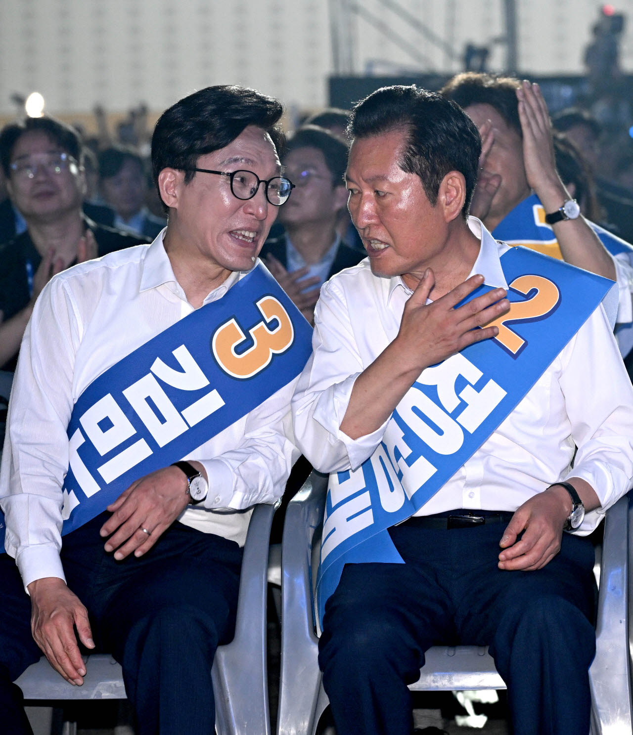 정청래(오른쪽), 김민석 더불어민주당 당대표 후보가 17일 대전 유성구 대전컨벤션센터 제2전시장에서 열린 더불어민주당 제3차 정기전국당원대회에서 대화를 나누고있다.(사진=이데일리 이영훈 기자)