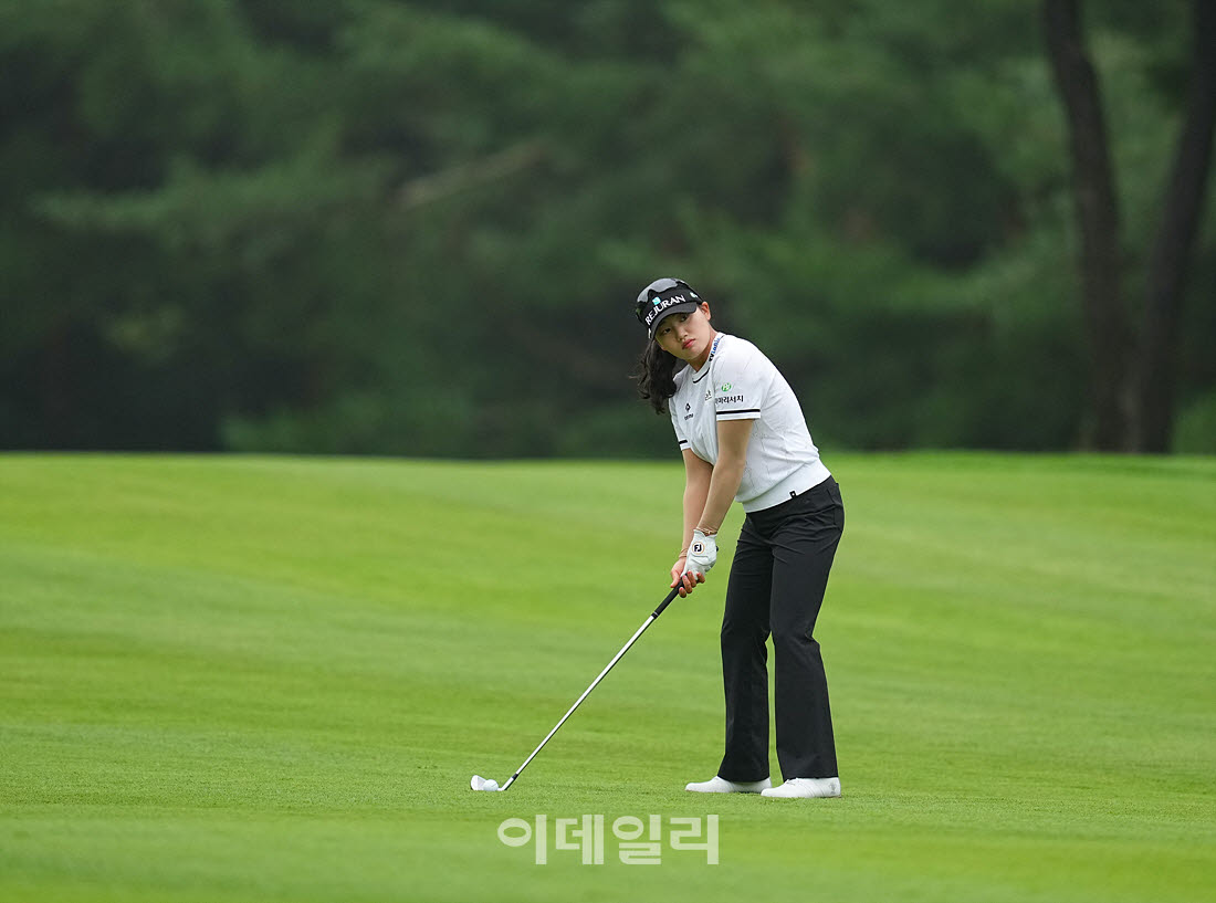 [이데일리 골프IN(포천)=조원범 기자]'메디힐·한국일보 챔피언십'최종라운드에서 노승희(리쥬란)이 1번홀에서 경기를 치르고 있다.