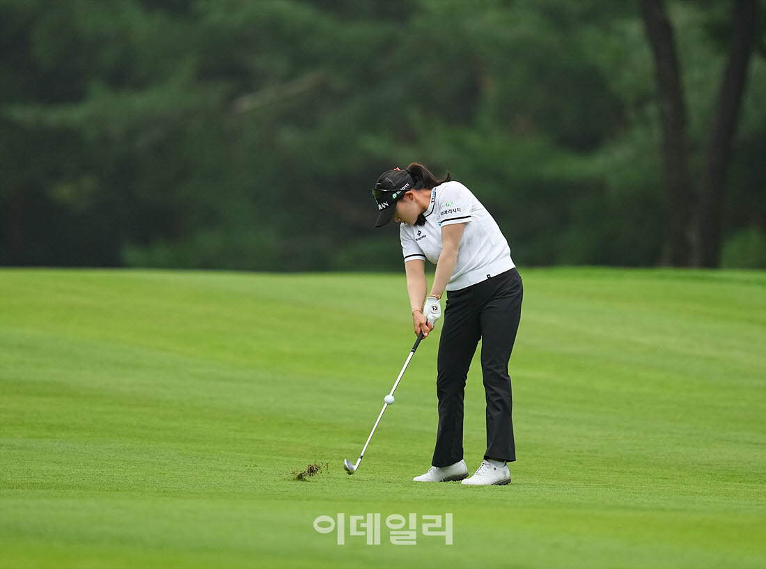 [이데일리 골프IN(포천)=조원범 기자]'메디힐·한국일보 챔피언십'최종라운드에서 노승희(리쥬란)이 1번홀에서 경기를 치르고 있다.