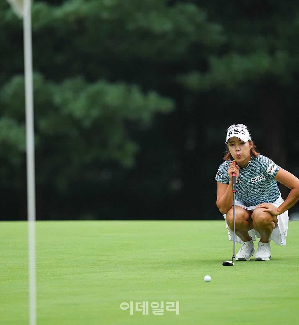 [이데일리 골프IN(포천)=조원범 기자]'메디힐·한국일보 챔피언십'최종라운드에서 최민경(휴온스)이 1번홀에서 경기를 치르고 있다.