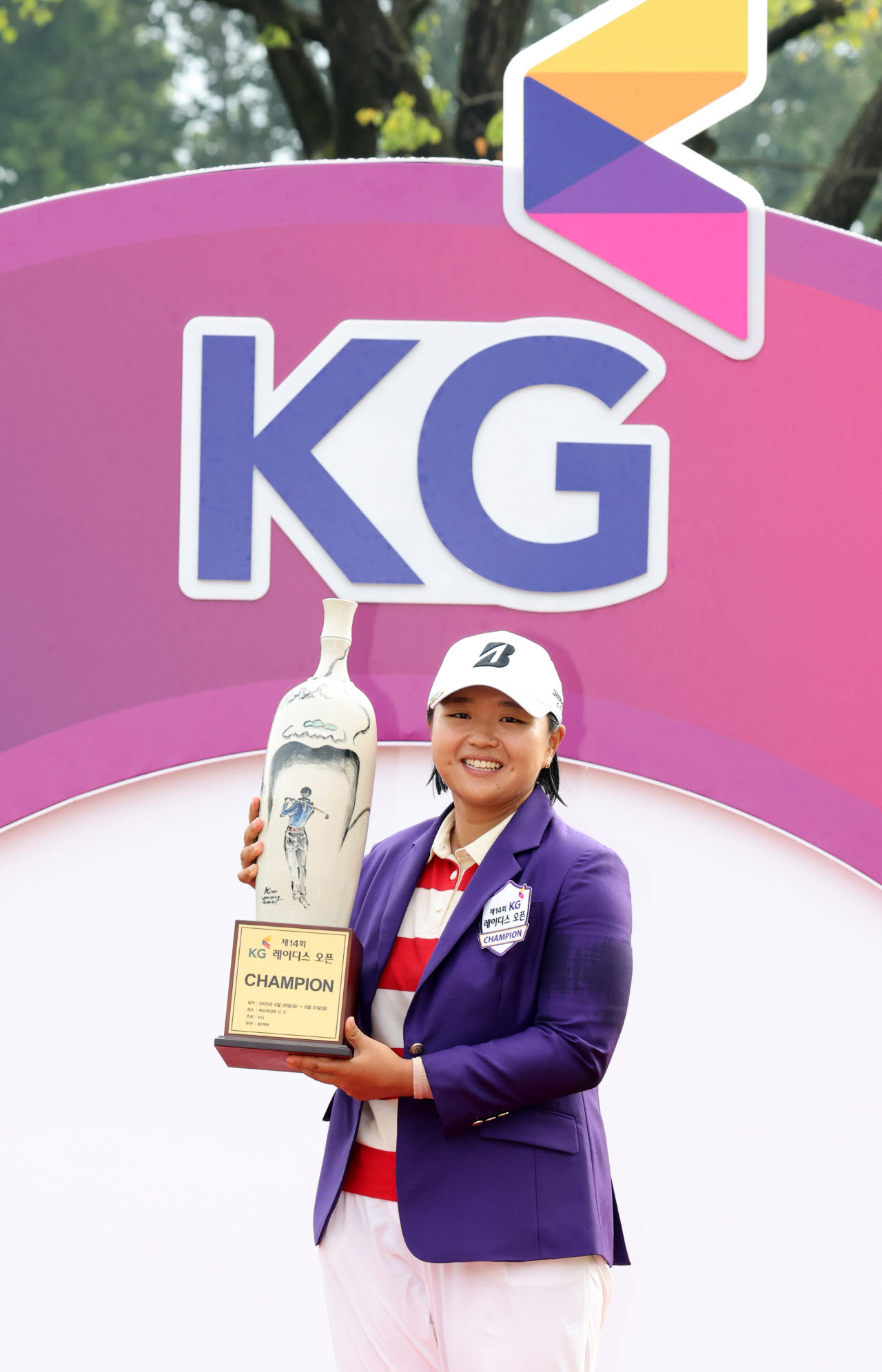 신다인이 지난해 8월 31일 경기 용인시의 써닝포인트CC에서 열린 제14회 KG 레이디스 오픈에서 우승을 한 뒤, 트로피를 들고 포즈를 취하고 있다.(사진=이데일리 방인권 기자)