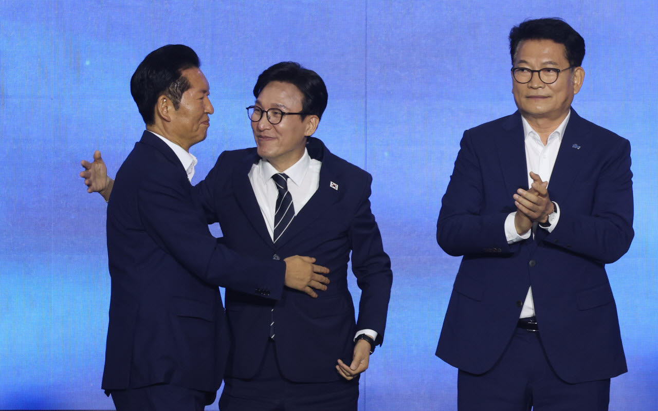 [이데일리 이영훈 기자] 김민석 더불어민주당 신임 당대표가 17일 대전시 유성구 대전컨벤션센터에서 열린 더불어민주당 제3차 정기전국당원대회에서 정청래, 송영길 후보의 축하를 받고 있다.
