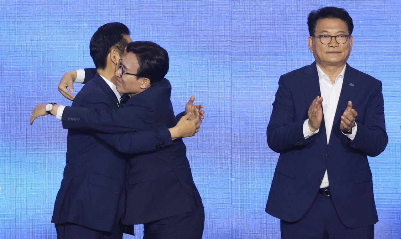 [이데일리 이영훈 기자] 김민석 더불어민주당 신임 당대표가 17일 대전시 유성구 대전컨벤션센터에서 열린 더불어민주당 제3차 정기전국당원대회에서 정청래, 송영길 후보의 축하를 받고 있다.